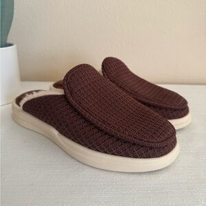 Lusso Cloud Brown Waffle Cozy Slippers Unisex M7 W9